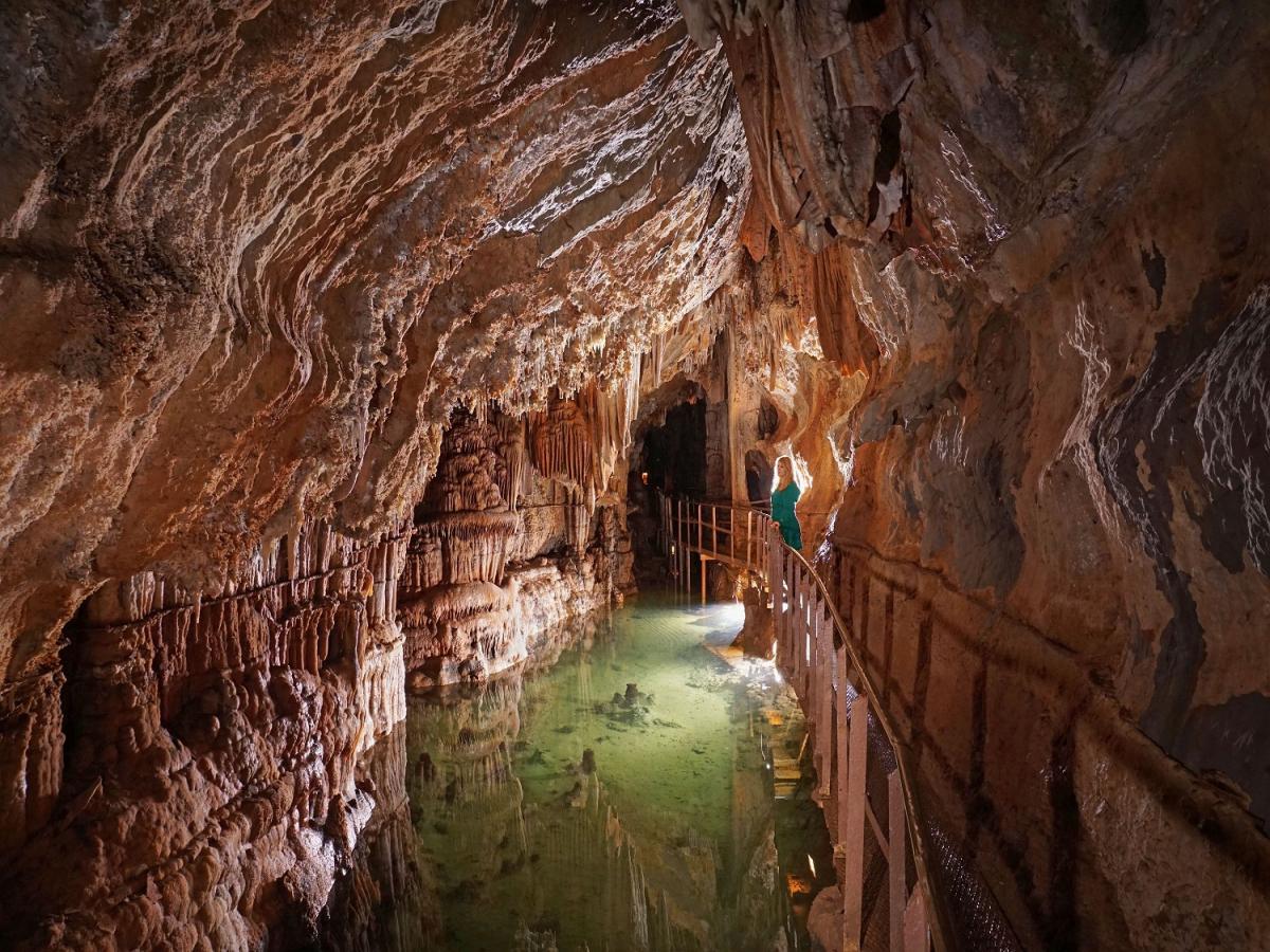 Visite de la grotte de Limousis