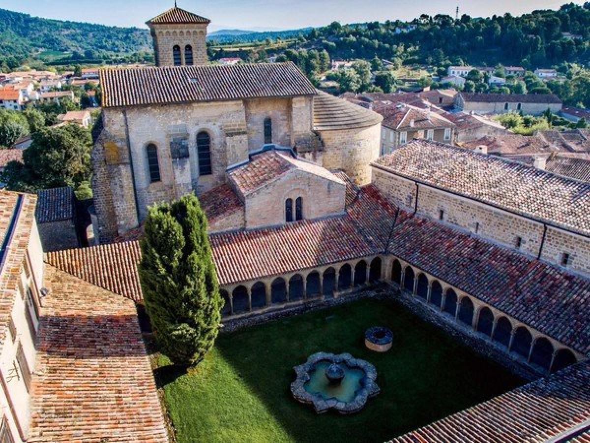 Abbaye de Saint Hilaire visite et secrets révélés